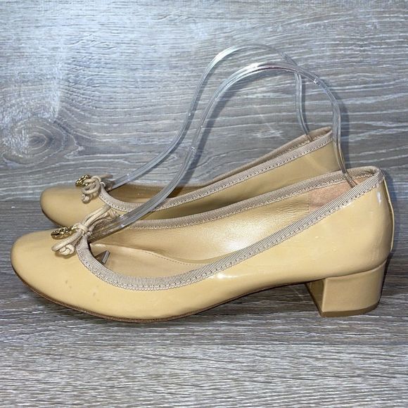 Tory Burch Chelsea Nude Tan Patent Leather Women’s Size 8M Bow Charm Heeled Pump - Picture 3 of 13